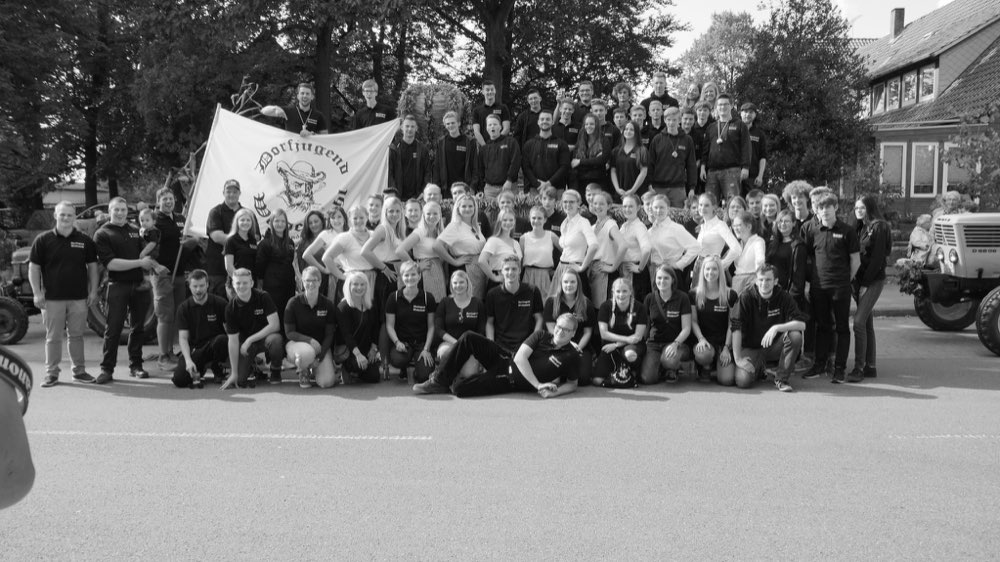 Gruppenfoto der Dorfjugend mit Fahne und Erntewagen beim Erntefest 2017